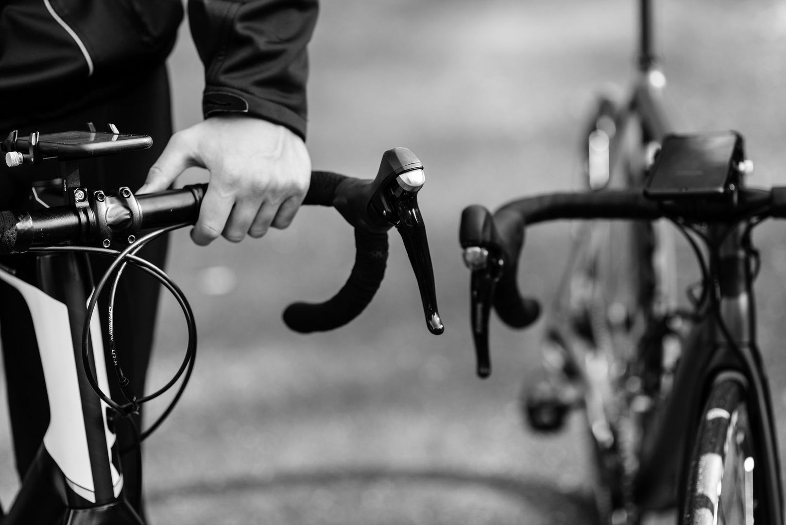 Close-up van twee fietssturen met remhendels en fietskoplampen